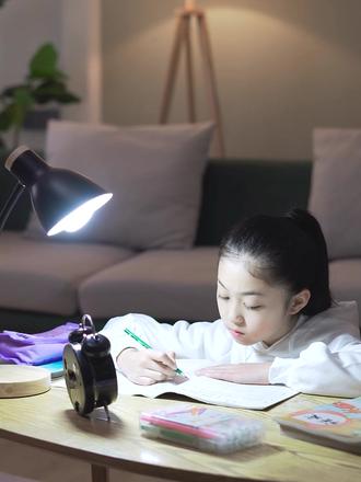 让光,成为家的温度:冠雅台灯,用均匀柔和的光线,温暖家中的每个阅读角落,营造温馨宁静的家庭氛围。#智能家居 #种草好物 #台灯工厂