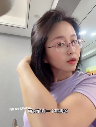 这么梳一下头皮真的老多油脂粒了,怪不得洗了很快又油了,根本没洗干净这是,把油脂梳下来再洗头发头皮干净清爽多挺好几天#养发护发 #梳子 #头发护理 #头发出油