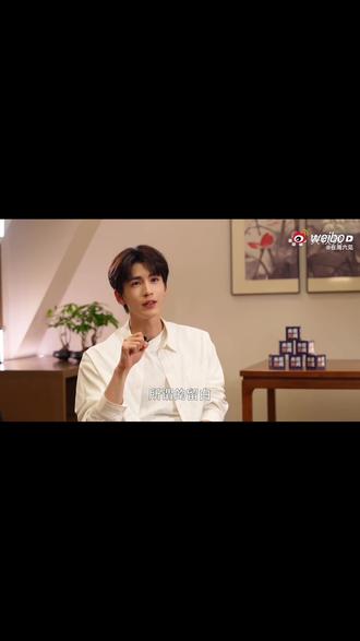 #田作之赫 #张凌赫“自己从小到大不太会表达爱”“所以感情戏喜欢留白” “有些东西你不必说的太满”→所以所谓的留白...就是用手上的动作去呈现咯,Oh你这留白(动作)也太多了吧#田曦薇 #磕糖 #磕cp的快乐