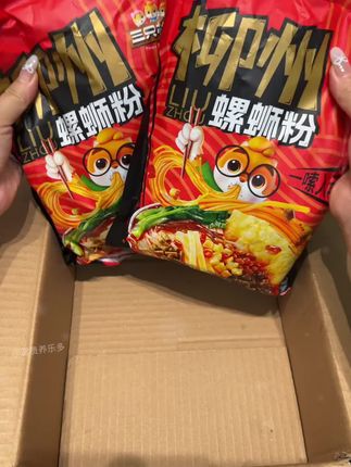 #三只松鼠 也来卷螺蛳粉了!这价就给发5大包太划算了!米粉Q谈爽滑,汤汁浓郁 香香辣辣的越嗦越上头!#嗦粉 #灵魂宵夜 #速食美食 #螺蛳粉