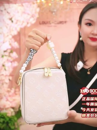 路易卡迪 浮雕压纹monogram链条香水包 礼盒#时尚美包 #潮流女包 #时尚搭配 #新款包包 #强烈推荐 @巨量千川