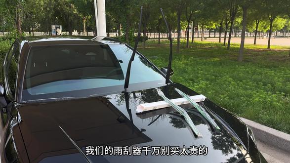 如果你的雨刮器也频频出现异响或刮不干净的时候,说明你的雨刮器已经出现老化的情况,不及时更换可能会导致玻璃上全是划伤#丰田雨刮器#丰田#凯美瑞雨刮 #每天一个用车知识