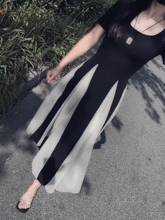 后海没有海,只是一条酒吧街,灯红酒绿只是匆匆过场,柴米油盐才是生活的归宿,有人喝了酒,眼里全是温柔和浪漫,也有人喝了酒,眼里全是泪水和心酸.#显瘦穿搭#连衣裙#夏季新款