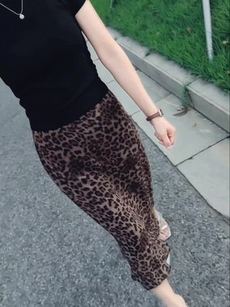 十八岁时的勇气已经用完了,早已不是为爱冲锋的勇士了,二十岁的任性也已经收敛,现在只剩下三思而后行………#穿搭 #豹纹半身裙 #遮肉显瘦穿搭