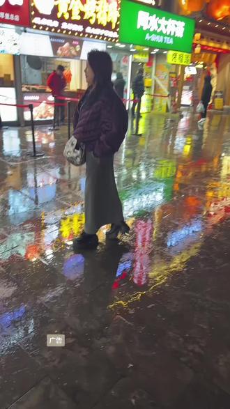 #上热门话题 昨晚上一看臭豆腐下着雨还有人呢!你咋看这事?#火爆全网 #绝情臭豆腐 #臭豆腐#网红臭豆腐