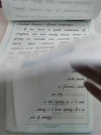 新版中考英语满分作文练字帖,意大利斜体规范书写,初中生专用,收录历年中考英语真题作文,有写人状物叙事写景四大常考主题,带临摹纸,积累佳句提高英语写作#中考英语 #中考英语作文 #中考英语提分 #初中英语作文 #初中英语