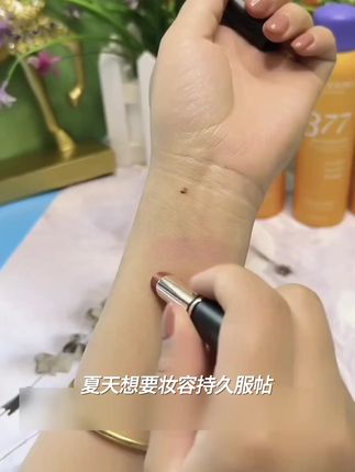 377+烟酰胺双buff!定妆同时还能美白嫩肤,补水轻薄不闷肤,持妆一整天都清清爽爽~ 喷一喷,妆容服帖又透亮,养肤定妆一步到位,谁用谁知道香!