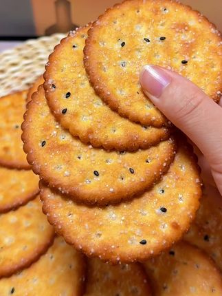 黑芝麻和糖霜,酥酥脆脆的口感,一口掉渣的老式饼干!#美食 #分享 #超好吃 #网红零食 #小零食