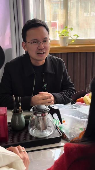 2万+2万=4万,4万×8万=32万,你们来看看她们算对了吗