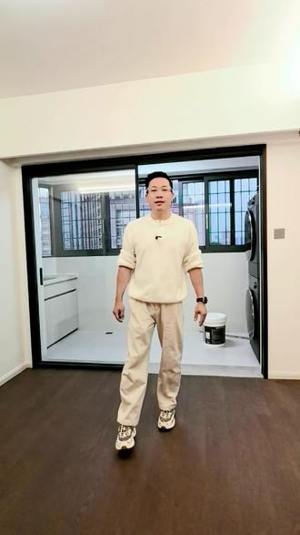 推拉门的门头石怎么做更好 做推拉门时,如果门扇是单边安装的,建议门头石比墙的厚度宽1厘米。左右墙体延伸部分的1厘米也可以被凸出的踢脚线盖住。特别是木地板和门头石连接的建议这样留。如果贴砖和石材完全齐平的倒无所谓。另外设计门时,要注意成品宽度是否能上电梯。#厦门完美系统推拉门 #厦门窄边门 #厦门洗手间门 #厦门厨房推拉门 #厦门室内门