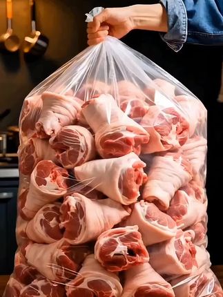 家里人都爱吃炖猪蹄,所以我经常买这款猪脚圈。它的个头很匀称,处理得也挺干净,基本没什么杂毛,拿到手稍微冲洗一下就能用了。   肉质看起来很新鲜,肥瘦比例也刚刚好,不会太油腻。我最喜欢用它来炖黄豆,慢火炖上一两个小时,皮就变得软糯Q弹,轻轻一抿就脱骨,肉也特别入味。汤汁用来拌饭或者下面条,简直绝了。   除了炖汤,红烧或者焖着吃也很好吃。这次买了两斤,一顿吃不完还可以分成小份冻在冰箱里,随吃随取很方便。而且卖家发的是冷链,保鲜做得很到位。   总的来说,这是一款品质很不错的猪脚圈,做法多样,口感也好,很适合喜欢吃猪蹄的朋友。#猪脚圈#猪小蹄膀#营养健康#超便宜超划算#强烈推荐