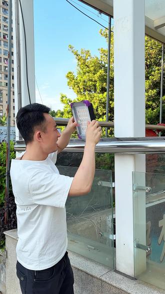 太阳能爆亮投光灯 太阳能爆亮投光灯,66颗加大爆亮灯珠,5种灯光模式调节,防雨防水,太阳能充电线两种充电方式,能当充电宝#灯火小院 #太阳能灯 #太阳能应急灯
