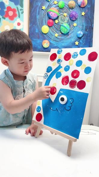 三岁创意美术🐘小象爱洗澡🛀
今天带孩子简单三步画可爱的小象爱洗澡🛀
🎨创作步骤:
1️⃣画出大象的轮廓,涂上颜色;
2️⃣粘土做出大象的眼睛,画出耳朵和嘴巴;
3️⃣海绵拓印棒各种颜色大大小小的泡泡。
墩墩马上就要上幼儿园了,晚上用眼时间就要多起来了,幸亏给她入了童视界护眼大路灯,晚上光线好多了。
⭐红光养护
这个大路灯有红光增益技术,用的是650-680nm的长波红光,就像给眼睛做SPA,能缓解视疲劳!
⭐光线柔和到像在室外
上下双光源+360°漫反射侧发光,整个桌面都照得亮堂堂的,连角落都没阴影。
⭐智能功能太懂妈妈心
最香的是它的落座感应!孩子一靠近灯就自动亮,离开又会自己关掉,再也不用担心他忘关灯费电了。还有无极调光旋钮,轻轻一转就能调节亮度,三种灯光模式,孩子自己就能根据天气和时间调光线,简直不要太省心~
#创意美术#艺术启蒙#让宝宝爱上画画#幼儿园创意手工#专注力培养