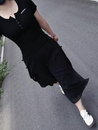 我可以穿正装,也可以穿潮牌,可以喝纯净水,也可以喝咖啡,可以很强势,也可以很温柔,凡事没绝对,取决于你是谁….….#新中式穿搭 #显瘦穿搭 #冰丝裙裤 #舒适百搭 #显瘦显高显腿长 @DOU+小助手 @抖加🔥上热门🔥dou+🔥热点宝