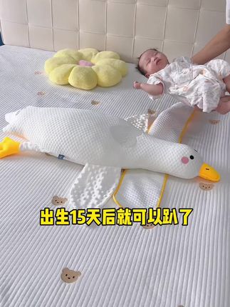 35天的小蛇🐍宝,每次趴在排气枕上一会就噗呲噗呲的,每天趴一趴缓解肠胀气,提前做好二月闹的准备,爸爸说这个大白鹅算是买对了,宝宝舒服,妈妈解放双手#宝宝胀气 #二月闹 #新生儿趴睡排气枕 #肠胀气
