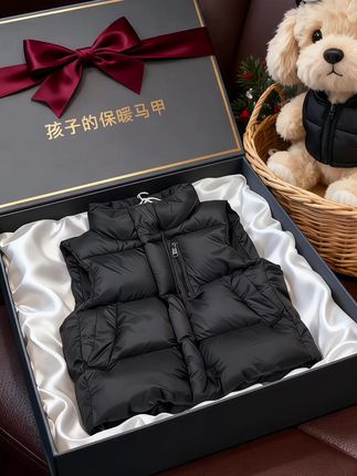 总觉得时光像被按下快进键,昨天还在怀里哼哼唧唧的小团子,转眼就能跌跌撞撞跑向我,举着沾了泥土的小手喊“妈妈”。 你熟睡时蹙起的小眉头、笑起来弯成月牙的眼睛,还有把玩具塞到我手心说“分享”的模样,都像细碎的星光,把我的生活填得满满当当。 看着你一点点认识世界,我才懂,原来不是我守护你,是你带着我重新感受柔软与纯粹。愿时光慢些走,让我多抱抱这个小小的你,把所有温柔都揉进与你相伴的每一刻。 #秋日可露丽配色穿搭 #秋冬ins风穿搭技巧 #秋冬穿搭大揭秘 #上衣裤子穿搭公式来啦 #解锁秋季一周色彩灵感穿搭