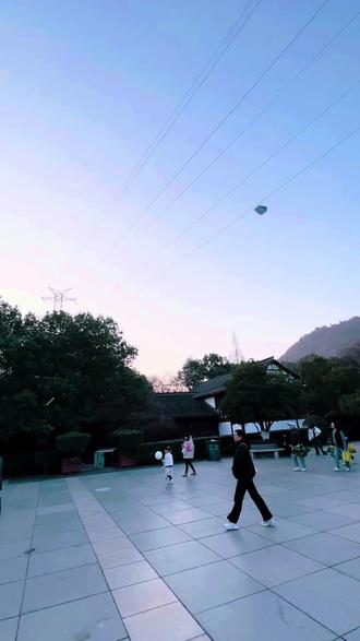 跟空中之王媲美的滞空纸飞机来了!
滞空时间超长,飞行姿态超稳
折法比较简单,随手一抛就能飘很久
新手也能学得会✈️