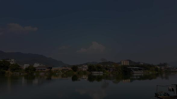 这双手,价值连城🤲 布满老茧的手
轻轻拂去旧竹篮上的灰尘👆
手指模拟编织的动作
仿佛空气里就有竹篾
“小时候看父亲编竹
觉得那双巧手像会变魔术”
40年过去
这双手还在编
还在教
还在守
👇 你见过这样的手吗?#这也能开播
#手艺人 #竹编 #匠人精神 #感动 #非遗传承人