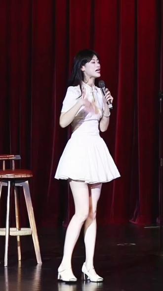 莹莹是快乐正能量主播,你们觉得呢?#莹莹脱口秀 #正能量 #脱口秀互动 #裙子一波 #幽默