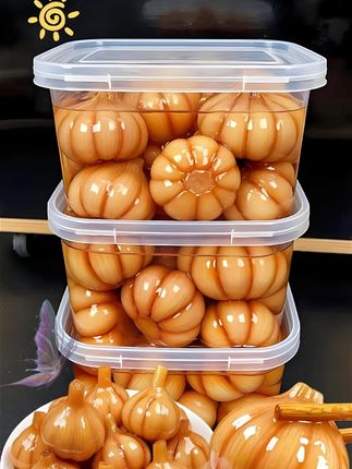 这个下饭菜糖醋蒜我们全家都爱吃!真的好好吃!来自山东的特色美食糖醋蒜!它吃起来酸甜可口,脆嫩多汁,是家庭必备的下饭菜,无论是搭配稀饭还是馒头都很美味,喜欢的朋友一定要安排尝尝!#糖醋蒜 #糖蒜 #下饭菜 #谁懂这一口的好吃程度 #妈呀太香了