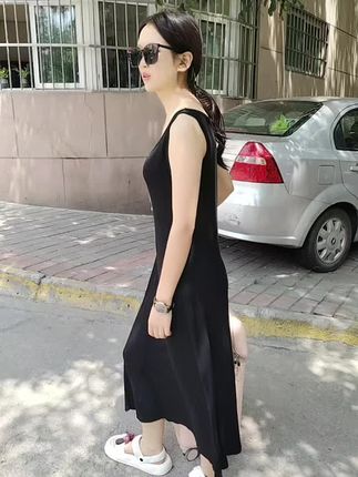 我女儿呀每次出门就爱穿这双拖鞋,鞋底软软,走路不累脚,还是两穿的,可以当凉鞋穿,也可以当拖鞋穿#哎呦喂你鞋真好看 #脚宽脚胖都可以 #百搭鞋子 #好鞋推荐