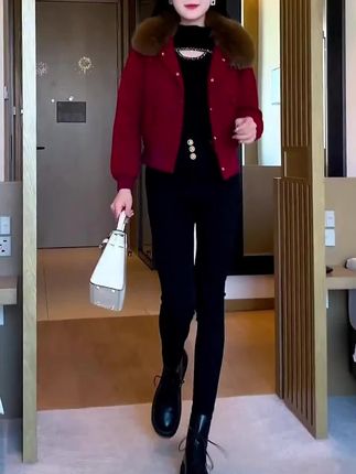 女款短款毛领派克服(2025冬) 核心优势:短款显高,加绒加厚保暖,毛领护颈又修饰脸型。 版型风格:收腰显曲线/宽松藏肉,适配御姐、韩系、休闲风。 简单搭配:内搭打底/毛衣,下身配牛仔裤/短裙+短靴/小皮鞋。 选购重点:选防风面料+高蓬松填充物,注意肩宽、袖长合身,检查拉链/缝线细节。 价格参考:(平价),(高性价比),千元+(高端/品牌)#春秋穿搭 #女装 #外套穿搭 颜色可选。