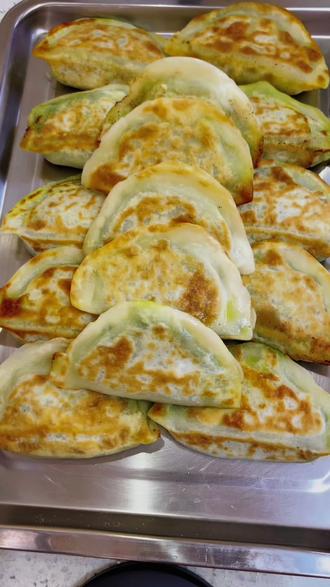 不一样的韭菜盒子,凉了也是软软的!#美食制作分享 #在家做美食 #美食 #韭菜盒子#美食教程