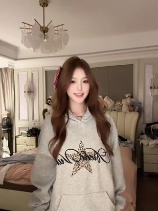 好好看的星星卫衣!#早秋不费力显贵穿搭 #如果上班都穿流光高智风 #用量感平衡法点亮秋日穿搭 #2025年秋季都流行穿什么 #中性风入秋穿搭灵感