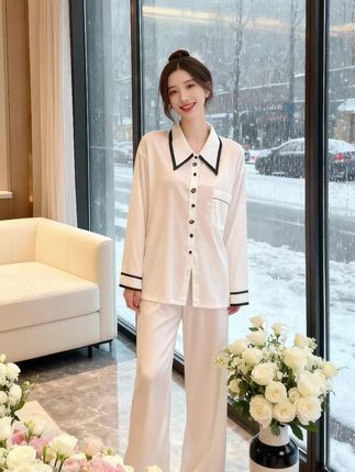 仙女们~这套气质小香风冰丝睡衣穿上身也太舒服了吧! 材质舒适:看起来是丝绸类材质,触感顺滑亲肤,能给肌肤带来柔软舒适的体验,穿着时不会有粗糙的摩擦感,提升睡眠时的舒适度。 - 设计简约大方:采用经典的衬衫式领口设计,搭配黑色线条装饰,简约又不失精致感,既适合居家穿着,也带有一定的时尚感,即使在家中活动,也能展现出良好的气质。 - 版型宽松:整体版型宽松,不会对身体造成束缚,方便日常活动,无论是休息还是在家中随意走动,都能自由舒展身体。 - 颜色百搭且显质感:浅色系的主色调,百搭又能凸显出睡衣的高级质感,容易与家居环境搭配,也能给人一种干净、清爽的视觉感受。#睡衣家居服 #高级感穿搭 #贵妇 #30岁的女人 #宝妈推荐