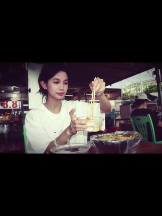 妈妈 你说的有些话太重了 落在太轻的年纪里就会砸坏些什么