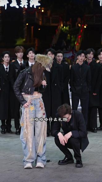 瑶瑶要回重庆给龙队买生日礼物,看给龙队开心的#瑶瑶 #龙浩天 #龙浩天团队 #龙浩天户外直播