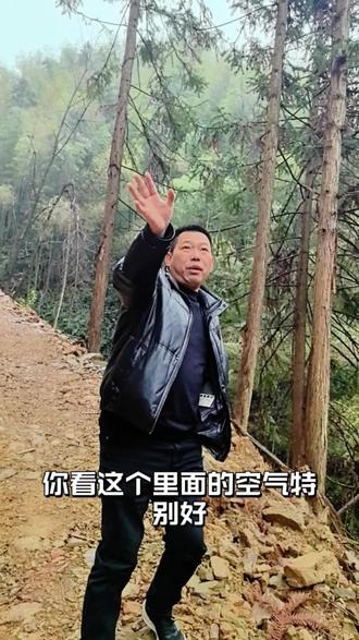雾锁青山,屋藏林海。站在木栈上看山雾流动,才懂什么叫“偷得浮生半日闲”。
山里的风裹着湿气,远处的小屋像从云里长出来的。这一刻,所有烦恼都被雾吹散了。