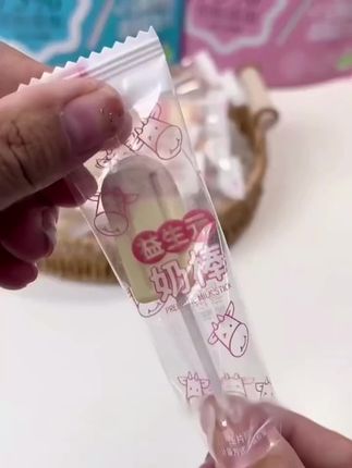 这可不是棒棒糖,它是奶粉做成的奶粉棒,妥妥的哄娃神器,给它一根可以安静。一上午用的都是新西兰进口的全脂乳粉,有百分之七十五的奶粉,添加不添加蔗糖,而且还添加了益生元配料表。很干净,给娃吃很放心,奶香味十足的,还都是独立的小包装带,出门哄娃,妥妥的刷到的妈妈们快给娃安排。