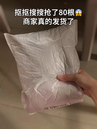 我也不想买呀!可是它个位数到手40根啊!有便宜不占白不占啊,有原味 香辣 玉米三种口味,每个口味好好吃,外脆里嫩,肉感十足,追剧炫太过瘾了! #解馋 #深夜偷吃 #脆骨肠 #妈呀太香了 #超便宜超划算