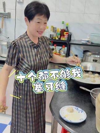 薄皮裹满多到要爆的肉馅,咬开直接飙汁,一口一个超满足,快来试试看!#牛肉包子 #小笼包 #好吃到停不下来 #美食 #伍紫芳
