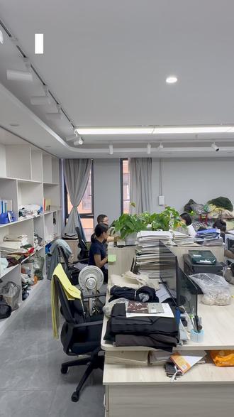每年上百万的开发费用,高品质的面料 全年开发的节奏,把女裤动销趋势握在手中!#女裤源头工厂 #服装供应链 #批发市场 #濮院汇 #秋冬订货会