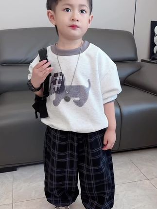 这个韩系的儿童卫衣套装也太萌了吧,一整个上身洋气又时髦,而且还是这种套装搭配好的,套装就是省时省力省搭配,面料也是很舒服透气的那种,家里有娃的赶紧安排起来吧! #卫衣穿搭 #卫衣套装 #潮童穿搭 #