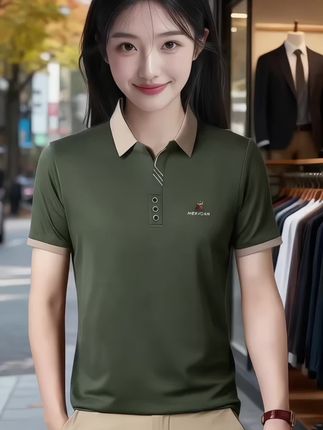#polo衫 #简约大气 #百搭上衣 #男生穿搭 #polo衫穿搭 三十度的商务局,他没被汗黏住衬衫 空调没降到理想温度的会议室里,老张扯了扯衣领,余光瞥见对面的周明——同样穿翻领上衣,对方袖口的刺绣小标随着手势轻轻晃,衣身却没贴在背上。 散会后周明递名片时,老张忍不住问:“你这衣服看着挺透气?”周明笑了,说这是稻草人新款POLO,早上送完孩子直接赶来,没特意换衣服。 下午陪客户逛园区,太阳晒得人发慌,周明的翻领依旧挺括,宽松的版型让风能钻进去。客户拍他胳膊:“你这身看着比穿西装舒服多,还不丢商务范儿。”