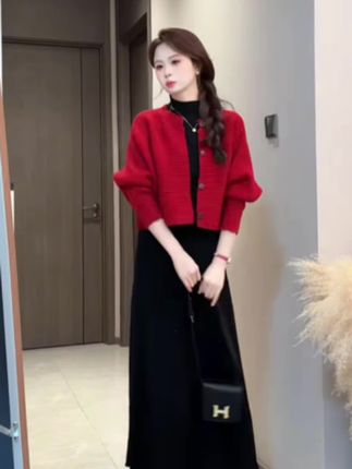 这件小开衫外套穿上太洋气了,显瘦遮肉,搭裤子搭裙子都好看,闺蜜看到一口气拍了三件,现货➕运费险,活动价拼手速,短款针织衫开衫毛衣外套女长袖秋季设计感小个子复古气质百搭上衣#秋季新款#针织开衫#小开衫外套 #蝙蝠袖毛衣 #谁穿谁好看 有运费险放心拍回去试穿,实物更好看