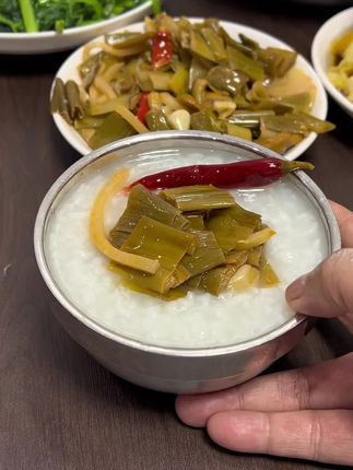 近来天气酷热难耐,仿佛整个世界都被放进了蒸笼。面对餐桌上的鱼和鸭肉,实在是毫无胃口,光是看着就觉得油腻。相较之下,还是这类下饭开胃菜深得我心。它们有着恰到好处的微辣与微酸,味道精妙地融合在一起。吃上一口,那股爽利之感瞬间在口中散开,仿佛给味蕾做了一场愉悦的按摩。就着白粥,一口菜一口粥,清爽与温润相互交织。那滋味别提多美妙,不知不觉间,随便就能吃下三碗白粥,既能饱腹又能在炎热天气里带来一丝畅快。