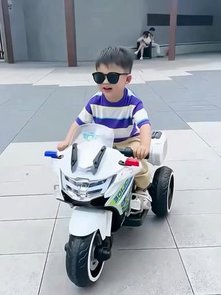 儿童摩托车警车造型炫酷,带蓝牙音乐灯光,后备箱可储物,双座大空间,可亲子出行哦#儿童摩托车#儿童电动车#萌娃骑车 #就是这么酷