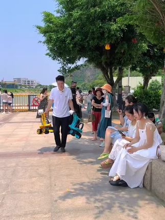 一岁以上宝宝都可以玩的挖掘机,可以挖沙挖土360度转圈圈挖沙挖土挖泥巴一辆车就够了#儿童挖掘机 #挖沙玩具 #可坐人挖掘机 #挖掘机玩具
