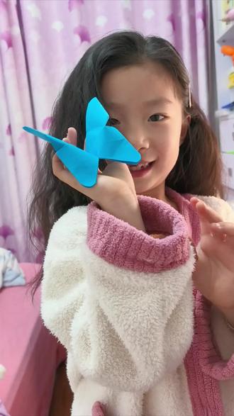 挑战折蓝色蝴蝶成功!猜猜我折了多久?评论区告诉我~#手工折纸 #萌娃日常#创作灵感