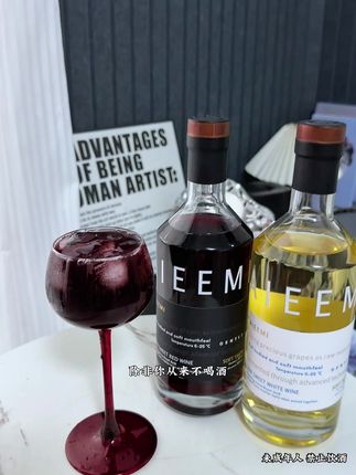 如果你偏爱红酒的醇厚,又贪恋一丝甜润,这款半甜红葡萄酒绝对是你的心头好!开瓶便是浓郁的黑樱桃、李子果香,裹挟着淡淡的香草气息,入口单宁柔和,甜而不腻,是水果的清甜与红酒醇厚的完美融合。无论是搭配红肉大餐,还是独自小酌,都能让你在微醺中感受层次丰富的味觉盛宴,开启一段惬意的品酒时光。未成年人禁止饮酒 #果酒 #葡萄酒 #微醺 #微醺时刻 #红酒