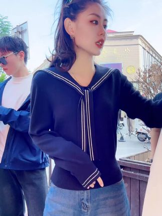 这款韩系学院风海军领2025秋冬针织衫毛衣,设计感十足,短款百搭,适合各种场合穿着。
