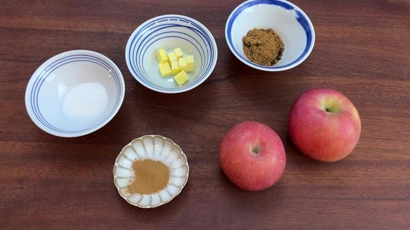 苹果好看不好吃怎么办?做香喷喷的肉桂吐司 苹果肉桂吐司(2个450g吐司)
种面Pre-dough:
水:100g 高筋粉:100g 鲜酵母:10g(或耐高糖干酵母2g) Water: 100g bread flour: 100g Fresh yeast: 10g (or LeSaffre Saf-Instant Yeast 2g)
主面团 Main dough:
高筋粉:400g bread flour: 400g 白糖:70g Granulated sugar: 70g 鸡蛋:2个 Eggs: 2 奶粉:24g Milk powder: 24g 牛奶:110g Milk: 110g 种面 Tangzhong Starter 水:20g+鲜酵母10g(或耐高糖干酵母5g) Water: 20g + Fresh yeast 10g (or LeSaffre Saf-Instant Yeast 5g) 盐:6g 黄油:40g Salt: 6g Butter: 40g
苹果肉桂酱Apple Cinnamon Sauce
苹果:果肉400g左右(2个大苹果或3个小苹果) Apples: about 400g of flesh (2 large apples or 3 small apples) 白糖:30gGranulated sugar: 30g 红糖:20gBrown sugar: 20g 黄油:20gButter: 20g 肉桂粉:2gCinnamon powder: 2g 烘烤温度:
上火165度,下火195度,35分钟左右 Upper heat 329℉, lower heat 383℉, about 35 minutes. #美食教程 #烘焙教程 #苹果肉桂 #吐司面包