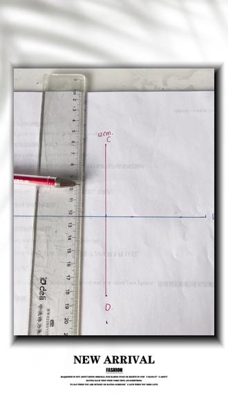 在手工人的日常中,五角星是最常用到的元素了,可是看似普通的五个角,却怎么也画不好,今天教大家三下五除二、简单粗暴学画五角星☆
第一步,在纸上画出一条16㎝的横线段,顶端标记点A,末端标记点B
第二步,画一条12㎝的竖线段,要求垂直并通过16㎝横线段的中点,顶端标记点C,末端标记点D
第三步,连接点A、D,通过D画一条16㎝线段,末端标注点E
第四步,连接点B、D,通过D画一条16㎝线段,末端标注点F
第五步,连接点C、F,连接点C、E
这样一个标准的五角星就完成了,这个方法是我多年前学的,今天分享给大家,尖角画上弧度,就可以得到圆角五角星了。可能有的朋友需要的五角星大小不一,我总结了一下,横线与竖线的比例在4:3,就应该能够画成一个五角星,聪明的你拿起尺子比划两下,看看是不是这个比例?画五角星你还有啥好方法?欢迎评论区留言!#画五角星