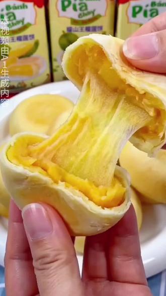 爱吃榴莲的宝子们赶紧看过来,就是这个榴莲饼真的太好吃了,趁划算我又囤了两箱,每箱里面有十二枚,一打开就能闻到浓郁的榴莲香味,外面是一层酥软的酥皮,里面包裹着满满的榴莲馅料,吃起来软糯香甜,真的是好吃又实惠,平时当早餐或者下午茶都很合适。#猫山王榴莲饼,#榴莲控的快乐软糯香甜 #吃货的必备品 #女生喜欢的零食 @#什么牌子的芝士最好吃
