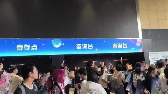 “愿此行,终抵群星” 星铁land d3离场实拍,工作人员挥手和开拓者们告别,一起喊着“愿此行,终抵群星”。泪目了…land结束两天了,我还在戒断T_T这次体验感非常好,工作人员辛苦了!
#星铁land #崩坏星穹铁道 #星穹铁道三周年