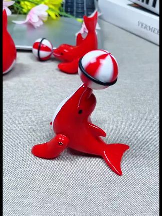 这个小海豚也太厉害了吧!它不用电池,也不用充电,只要拧动背后的发条,就能在桌子上转圈圈,而且还是顶球的,非常有趣。还有这个小海狮也很厉害哦,快来一起玩吧!#儿童玩具 #海豚玩具 #顶球海豚 #新奇特创意 #玩具推荐